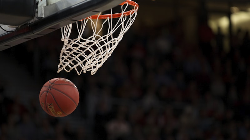 NBA季后赛直播画面 - 篮球运动员在灯光下激烈对抗